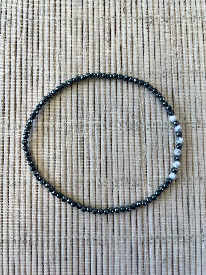 BRACELET DE CHEVILLE HEMATITE DE FER ET HOWLITE BLANCHE 3/4 MM 2 6761