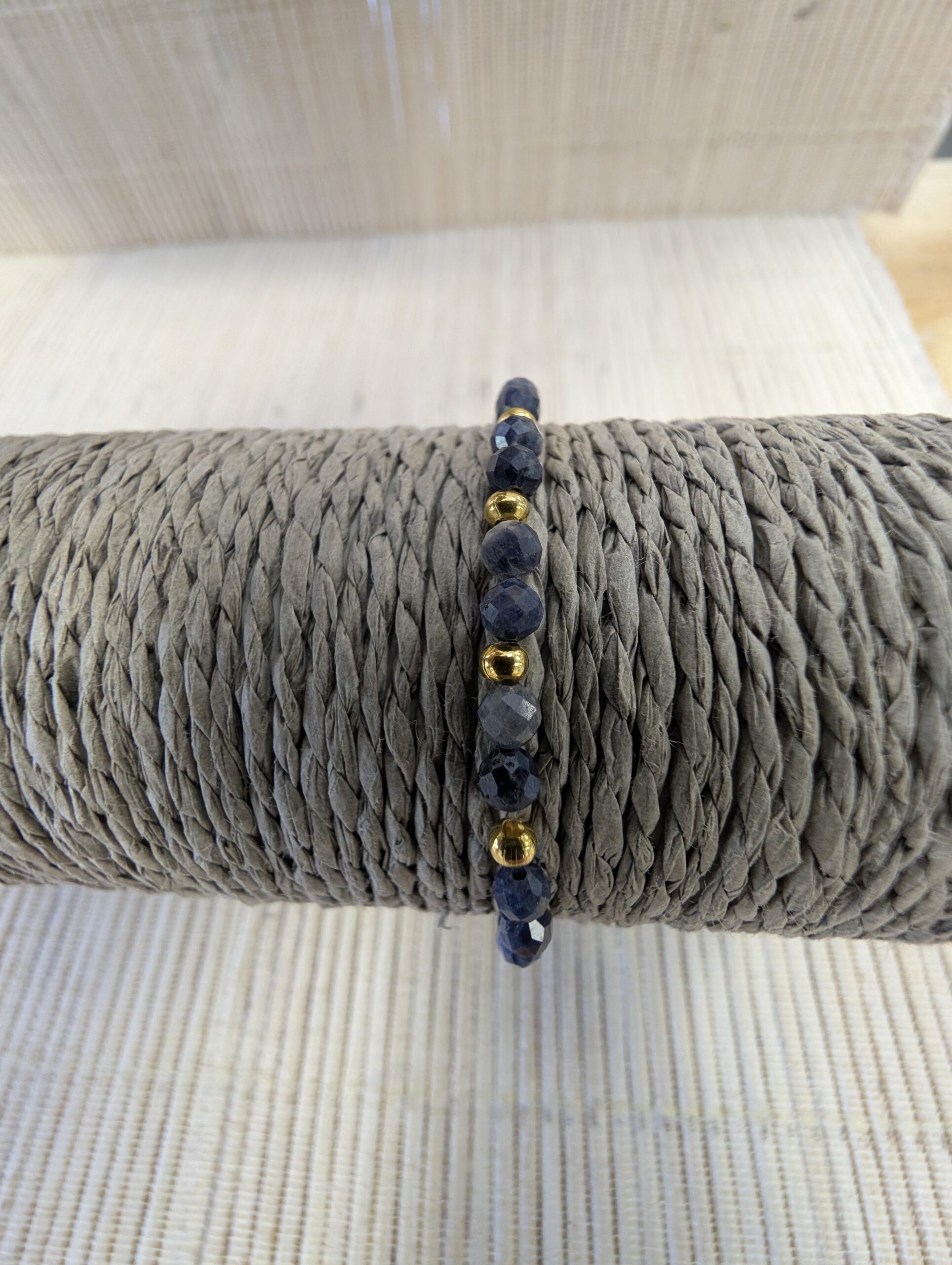 BRACELET SAPHIR FECETÉ ET PERLES DORÉES 4MM 1 15257