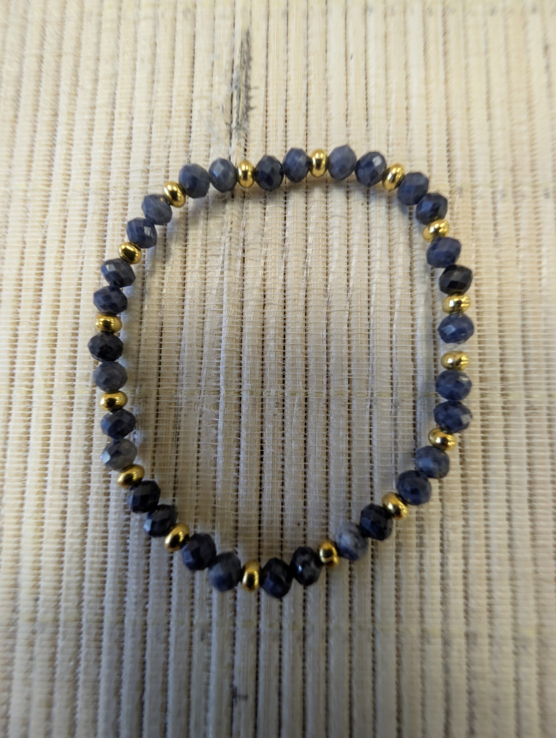 BRACELET SAPHIR FECETÉ ET PERLES DORÉES 4MM 2 152571